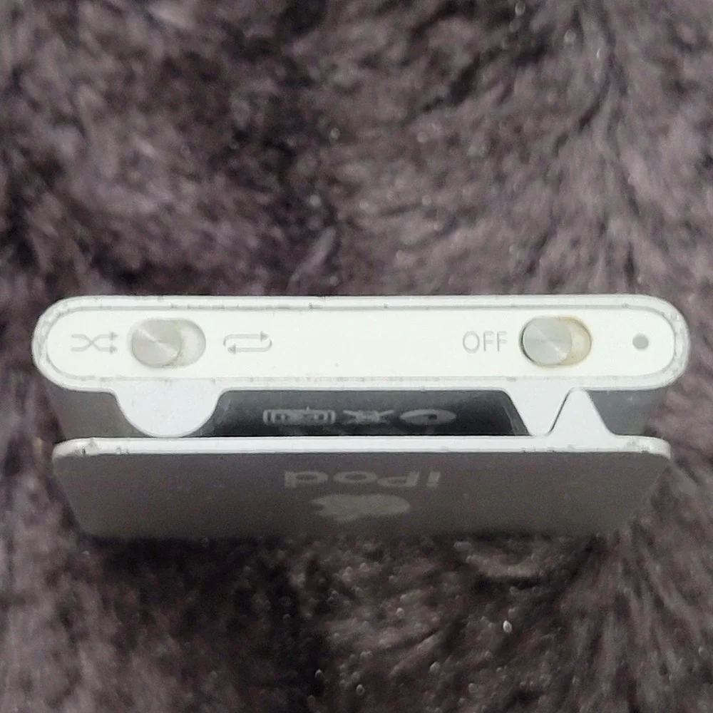 Apple iPod Shuffle 2nd Generation Silver 1GB Model A1204 Digital Music Player